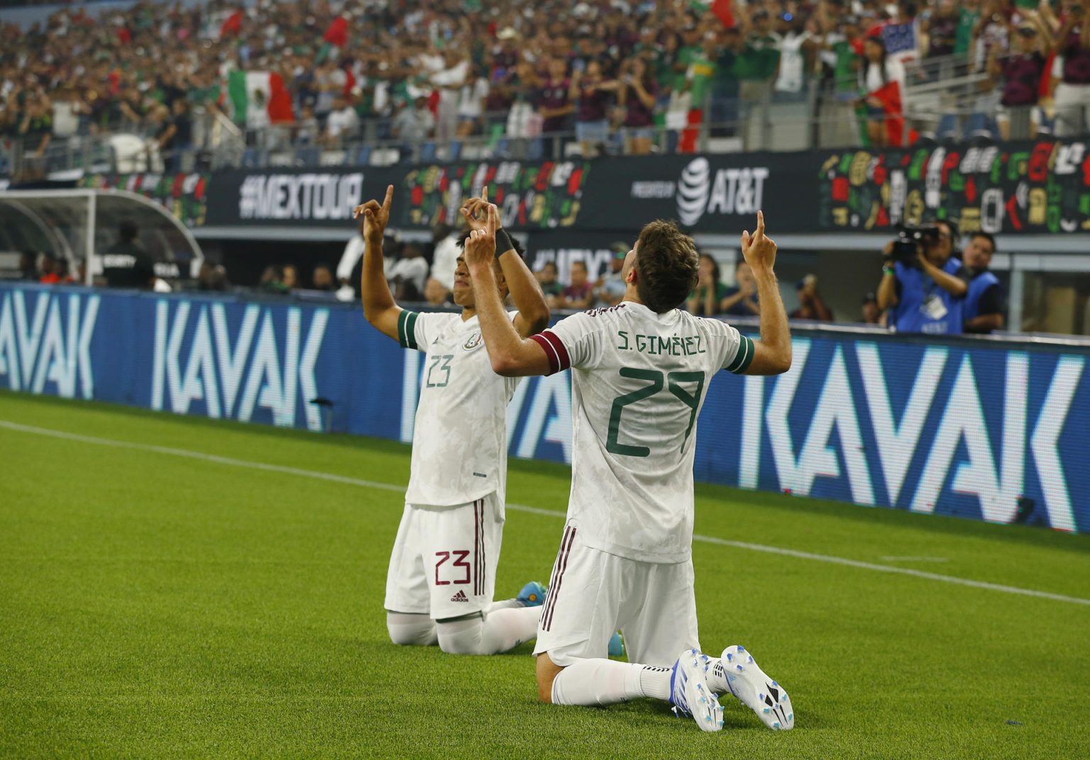 Fotografía de archiovo de Santiago Gimenez (d) de México celebrando un gol. EFE/ Ralph Lauer