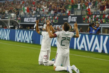 Fotografía de archiovo de Santiago Gimenez (d) de México celebrando un gol. EFE/ Ralph Lauer