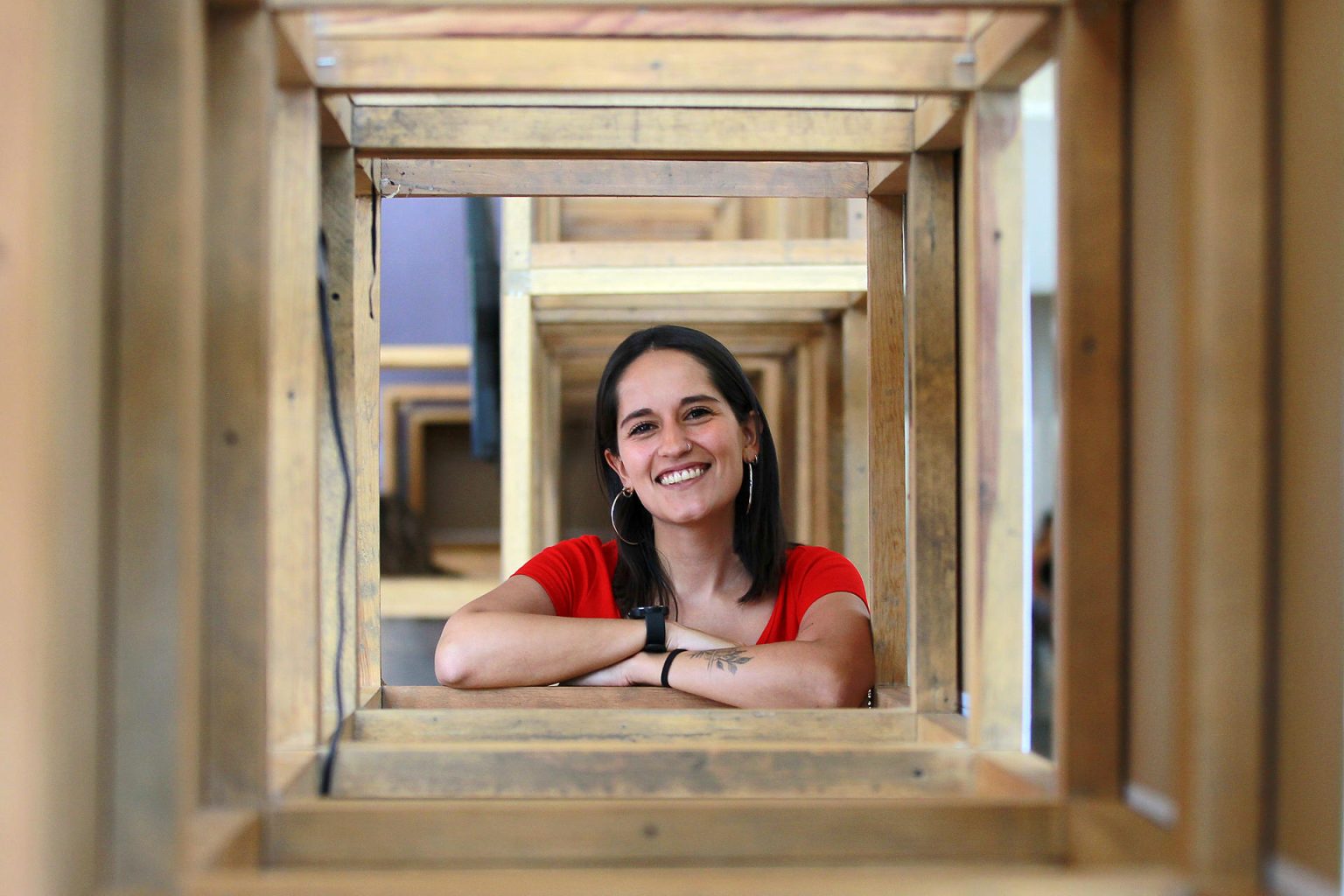 La directora y periodista chilena, Bárbara Barrera posa durante una entrevista con EFE el 5 de junio de 2023 en el marco de la 38 edición del Festival Internacional de Cine de Guadalajara (México). EFE/Francisco Guasco