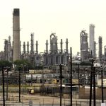 Vista de una refinería, en Baytown, cerca a la bahía de San Jacinto en el puerto de Houston, Texas (EE.UU.), en una fotografía de archivo. EFE/Bob Pearson