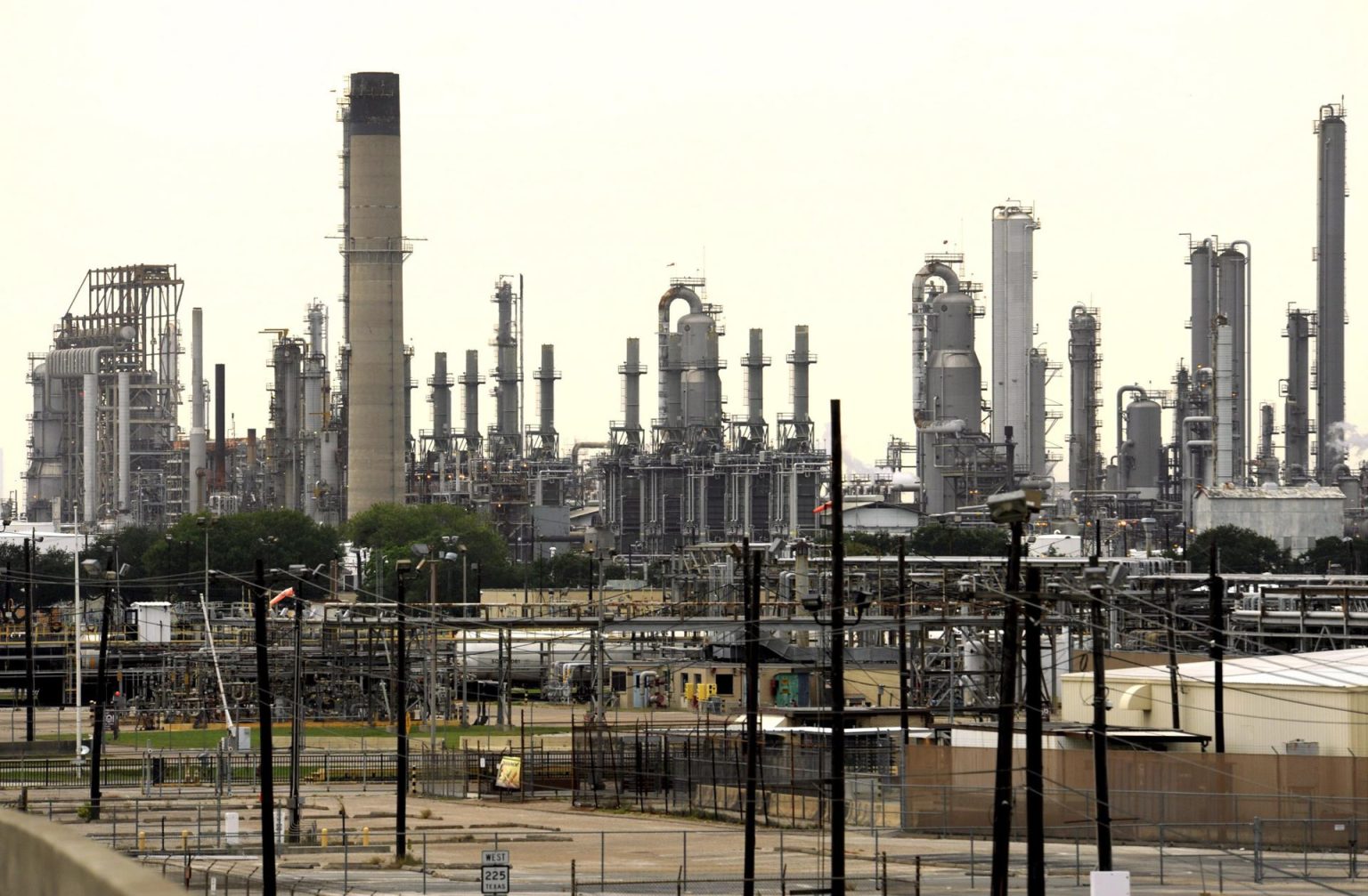 Vista de una refinería, en Baytown, cerca a la bahía de San Jacinto en el puerto de Houston, Texas (EE.UU.), en una fotografía de archivo. EFE/Bob Pearson