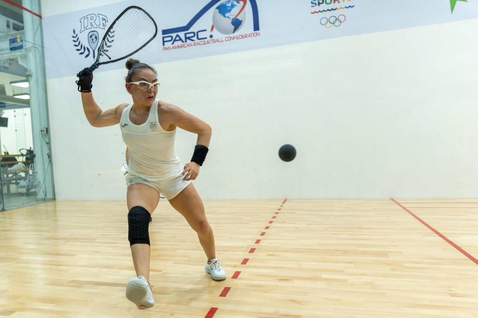 Ana Martínez de Centro Caribe Sports enfrenta a Monserrat Mejía de México hoy, en una de las semifinales de raquetbol femenino en los Juegos Centroamericanos y del Caribe, en Santo Domingo (República Dominicana). EFE/Francesco Spotorno