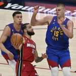 El jugador de los Miami Heat Caleb Martin (c) enfrenta la defensa del pívot de los Denver Nuggets Nikola Jokic (d), durante el primer juego de las finales de la NBA, el 1 de junio de 2023. EFE/Bob Pearson