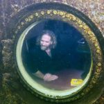 Fotografía del 13 de mayo de 2023, cedida por la Oficina de Noticias de los Cayos de Florida, donde aparece el explorador de buceo e investigador médico Joseph Dituri mientras observa desde la ventanilla del albergue submarino Jules' Undersea Lodge, ubicada en el fondo de una laguna de 30 pies de profundidad en Cayo Largo, Florida (EEUU). EFE/ Frazier Nivens/Florida Keys News Bureau SÓLO USO EDITORIAL/SÓLO DISPONIBLE PARA ILUSTRAR LA NOTICIA QUE ACOMPAÑA (CRÉDITO OBLIGATORIO)