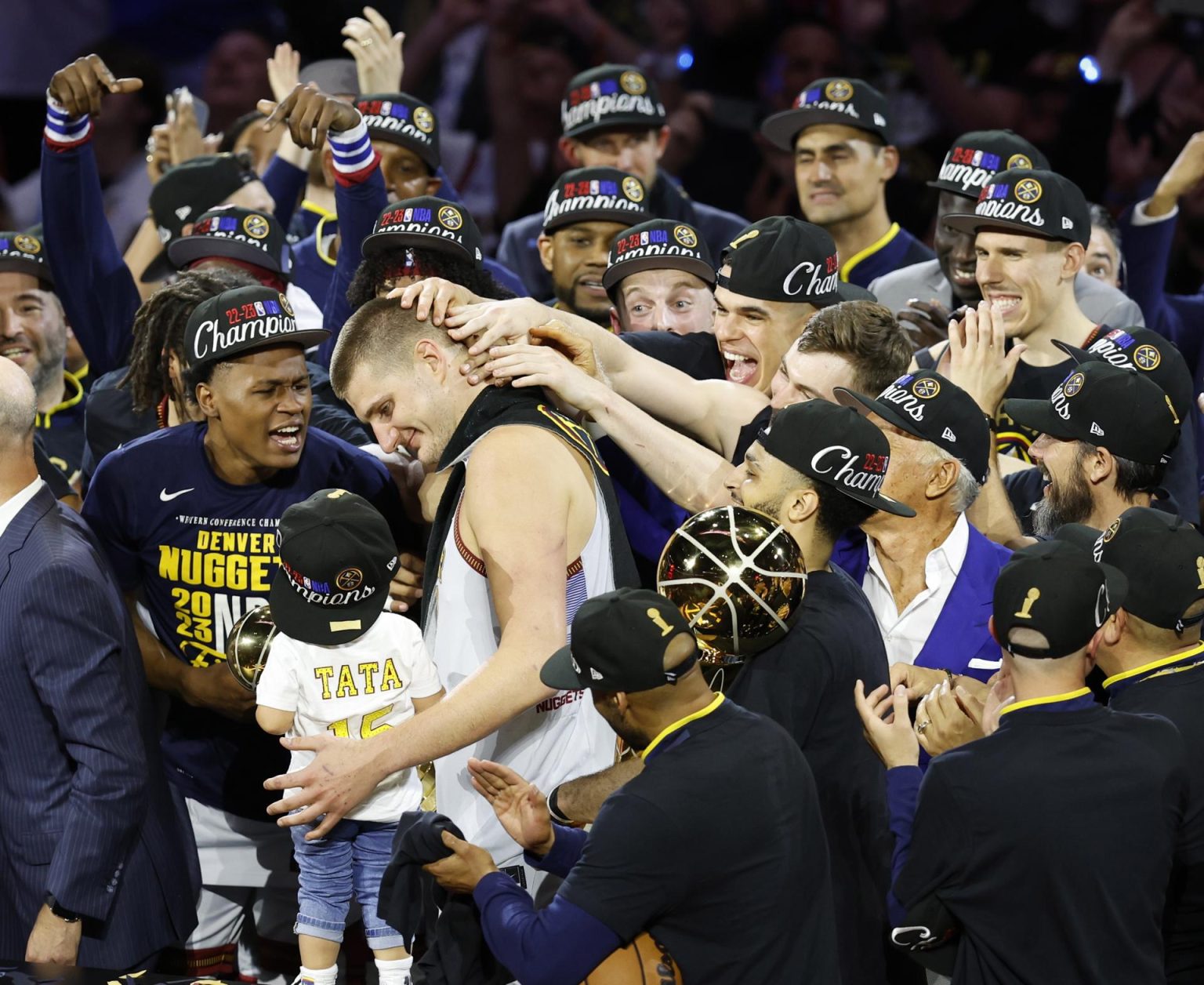 El centro de los Denver Nuggets Nikola Jokic , este 12 de junio, tras ganar el título de la NBA. EFE/EPA/John G. Mabanglo