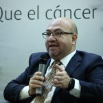 El director médico de Bristol Myers Squibb México, José  Manuel Celaya, participa hoy, durante una rueda de prensa en la Ciudad de México (México). EFE/José Méndez