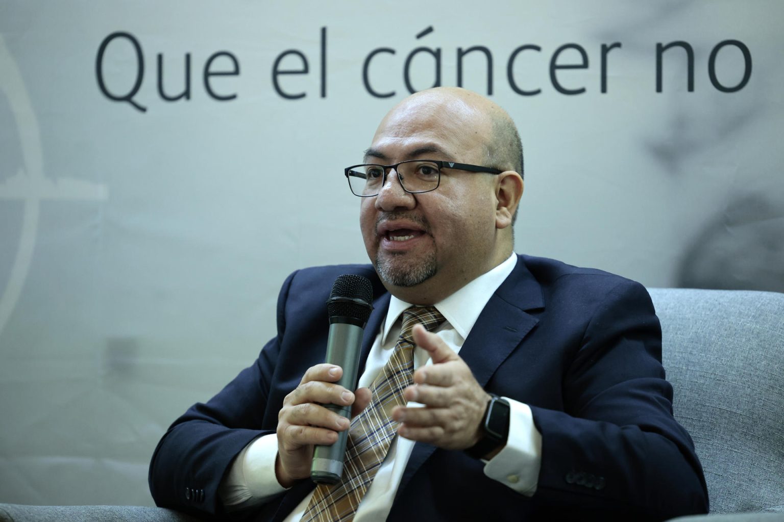 El director médico de Bristol Myers Squibb México, José  Manuel Celaya, participa hoy, durante una rueda de prensa en la Ciudad de México (México). EFE/José Méndez