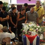 Fotografía de archivo de la viuda del opositor cubano Oswaldo Payá, Ofelia Acevedo (c), quien habla durante la ceremonia fúnebre de su esposo, en La Habana (Cuba). EFE/Alejandro Ernesto