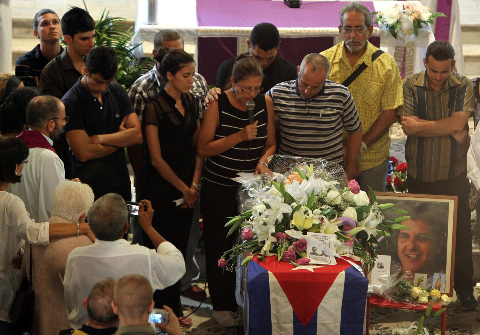 Fotografía de archivo de la viuda del opositor cubano Oswaldo Payá, Ofelia Acevedo (c), quien habla durante la ceremonia fúnebre de su esposo, en La Habana (Cuba). EFE/Alejandro Ernesto