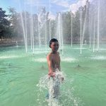 Un niño se refresca en una fuente hoy, en un parque de la ciudad de Cajeme, Sonora (México). EFE/Daniel Sánchez