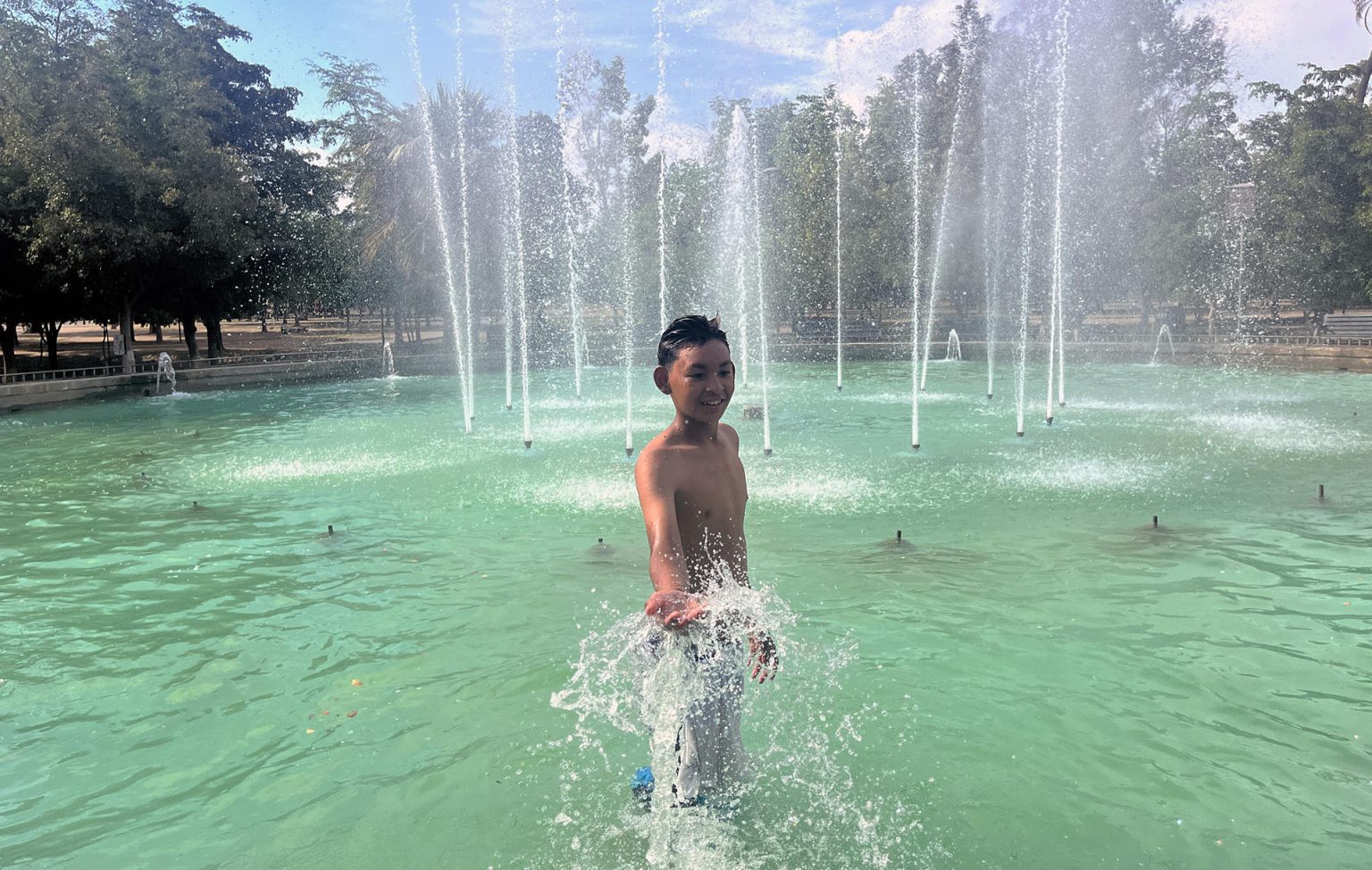 Un niño se refresca en una fuente hoy, en un parque de la ciudad de Cajeme, Sonora (México). EFE/Daniel Sánchez