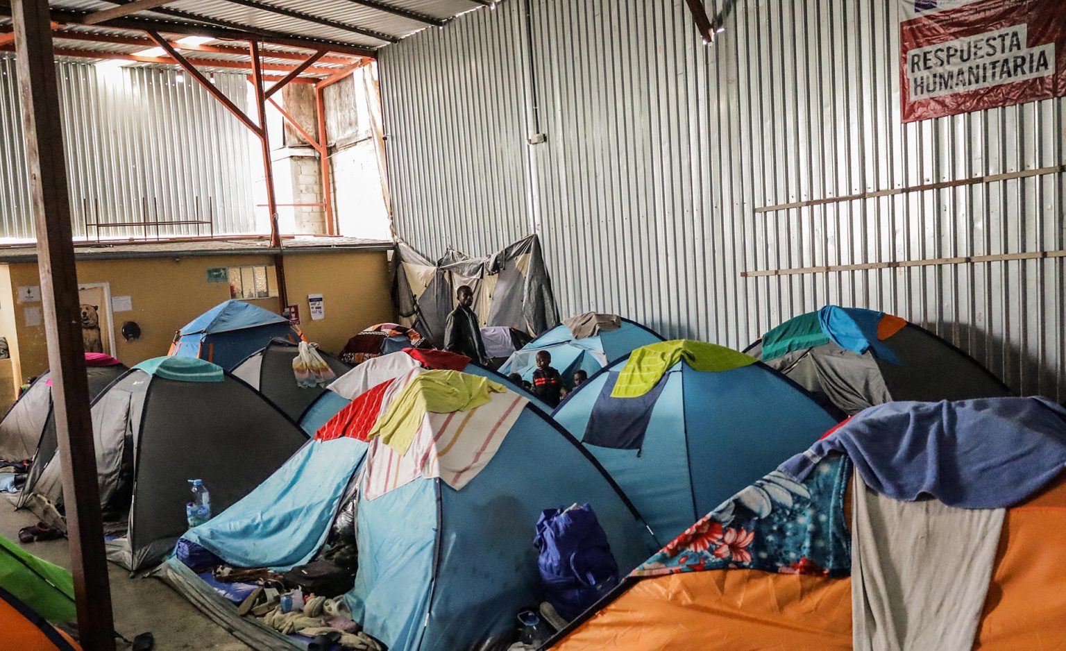 Fotografía que muestra el albergue Movimiento Juventud 2000, donde permanecen migrantes de origen mexicano desplazados por la violencia hoy, en Tijuana (México). EFE/Joebeth Terríquez