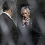 El periodista José Rubén Zamora, esposado, asiste a la lectura de la sentencia en su contra, tras 40 días de debate oral y público en Ciudad de Guatemala (Guatemala). EFE/ Esteban Biba