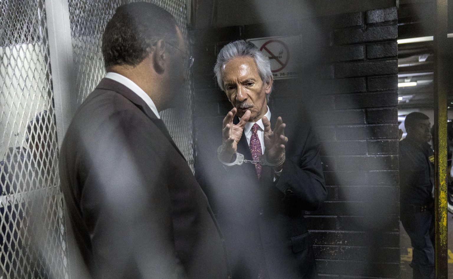 El periodista José Rubén Zamora, esposado, asiste a la lectura de la sentencia en su contra, tras 40 días de debate oral y público en Ciudad de Guatemala (Guatemala). EFE/ Esteban Biba