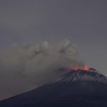 Fotografía de archivo del volcán Popocatépetl en actividad en el poblado en San Mateo Ozolco, Puebla (México). EFE/Hilda Ríos/Archivo