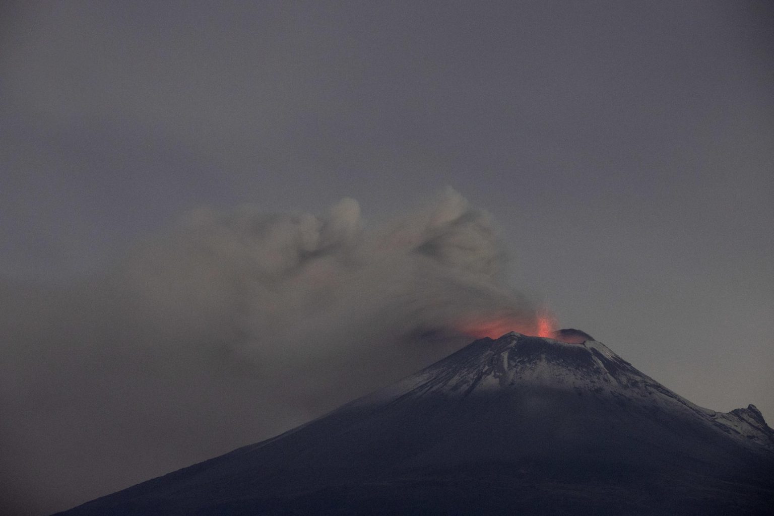 Fotografía de archivo del volcán Popocatépetl en actividad en el poblado en San Mateo Ozolco, Puebla (México). EFE/Hilda Ríos/Archivo