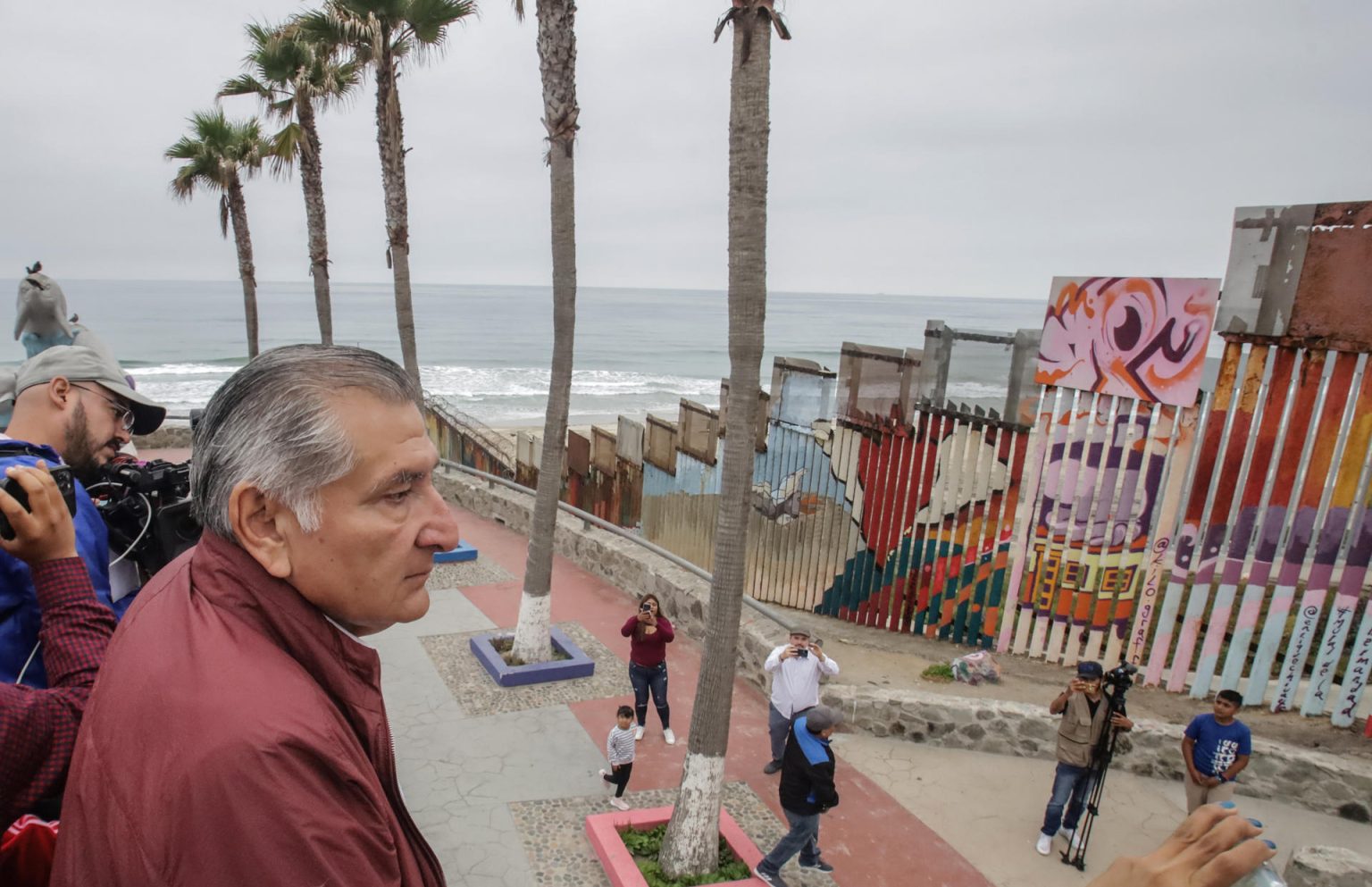 El exsecretario de Gobernación, Adán Augusto López, durante un recorrido hoy en la zona costera de la ciudad de Tijuana, Baja California (México). EFE/Joebeth Terriquez