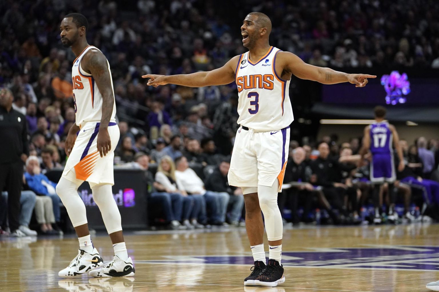 Chris Paul (d) de los Phoenix Suns, en una fotografía de archivo. EFE/John G. Mabanglo