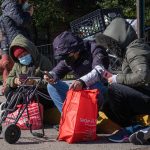 Migrantes esperan en fila para recibir alimentos en el barrio de Queens, en Nueva York (EEUU). Fotografía de archivo. EFE/ Ángel Colmenares