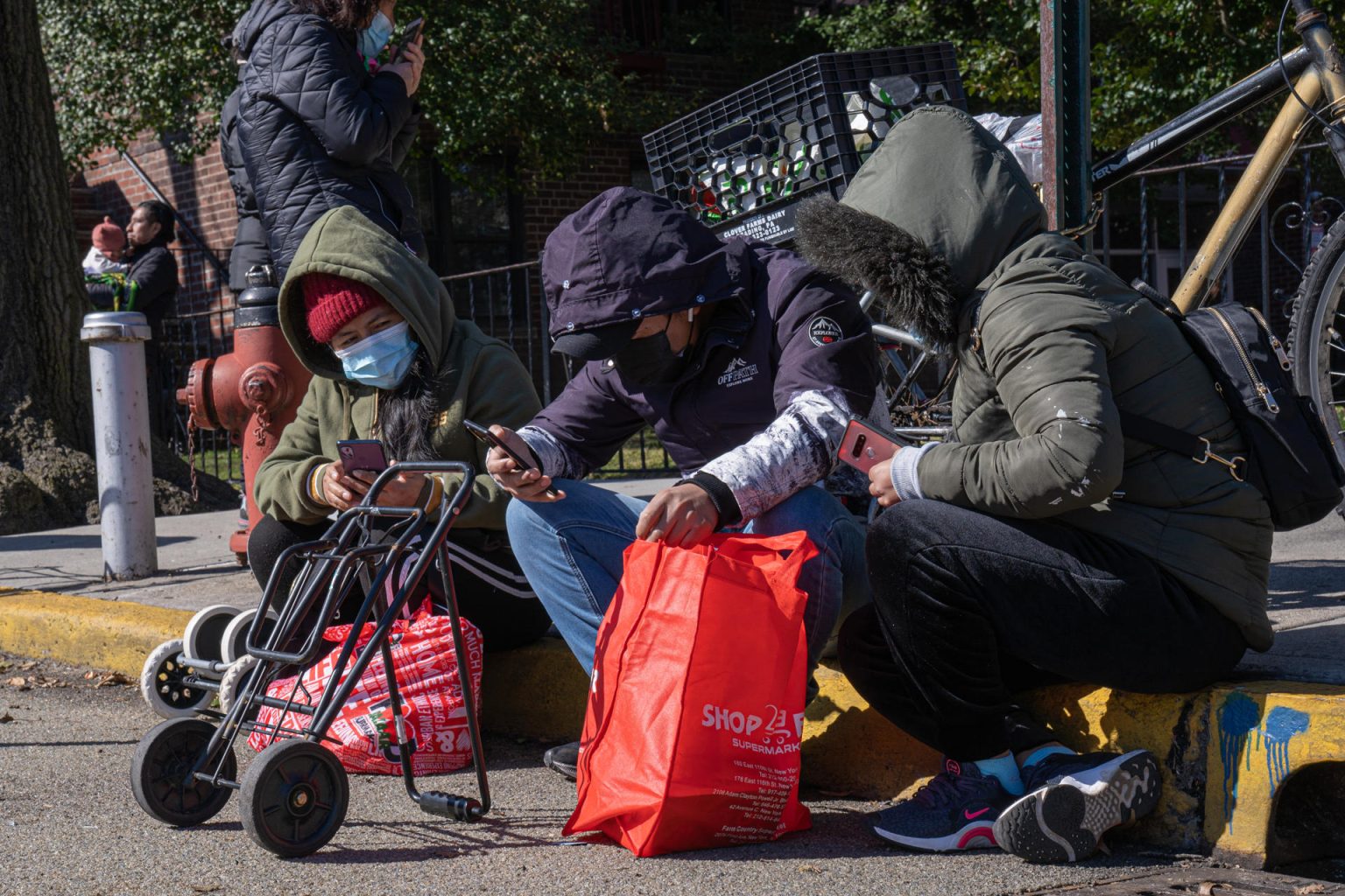 Migrantes esperan en fila para recibir alimentos en el barrio de Queens, en Nueva York (EEUU). Fotografía de archivo. EFE/ Ángel Colmenares