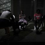 Fotografía de archivo de familias haitianas que pasan la noche en un centro comunal en la zona de Palmar Norte, a 259 kilómetros de San José (Costa Rica). EFE/ Jeffrey Arguedas