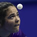 La puertorriqueña Adriana Díaz fue registrada este miércoles, 21 de junio, al servirle una bola a la venezolana Mariangel Díaz, durante un partido de tenis de mesa de los Juegos Centroamericanos y del Caribe, en San Salvador (El Salvador). EFE/Rodrigo Sura