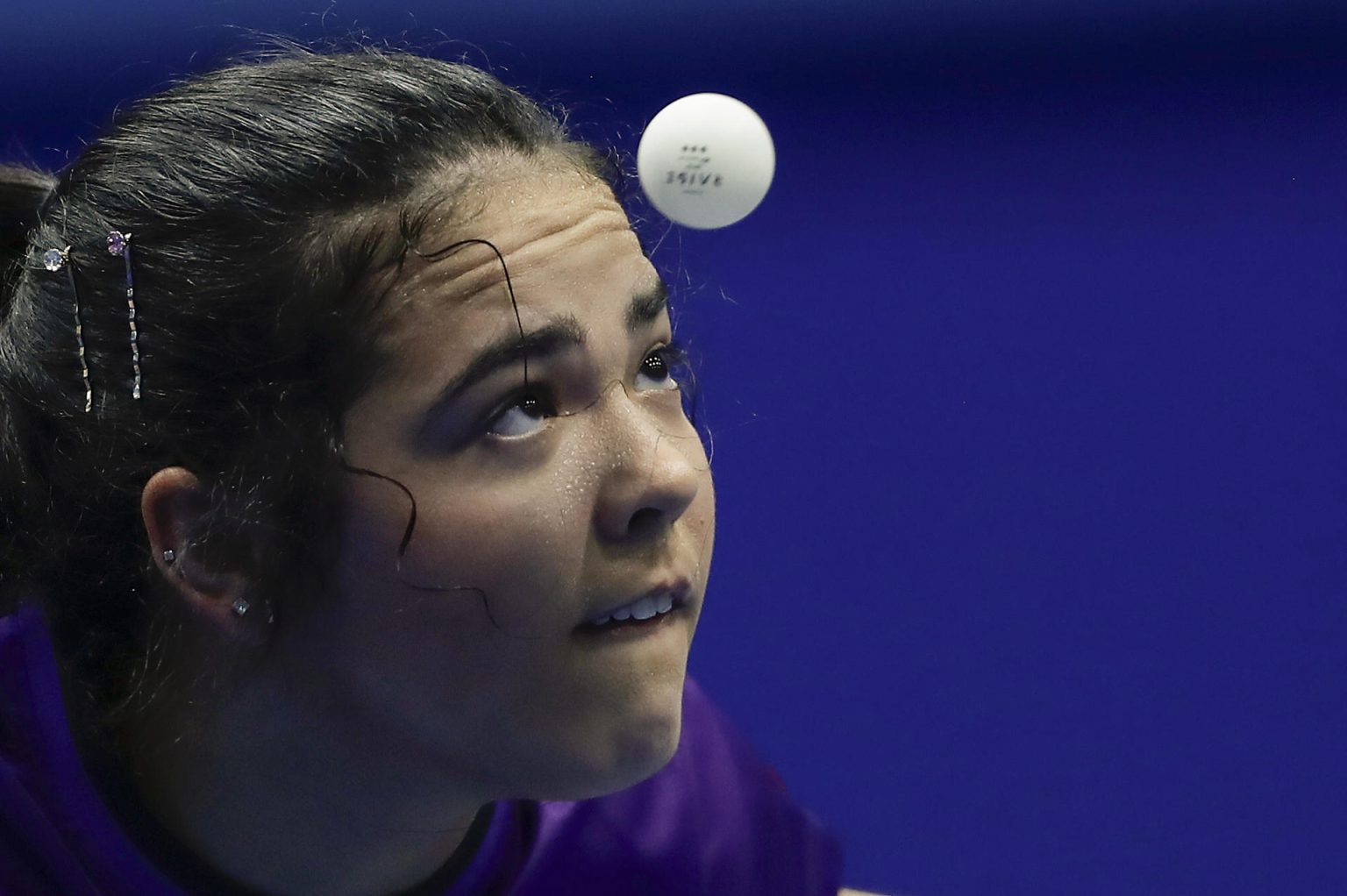 La puertorriqueña Adriana Díaz fue registrada este miércoles, 21 de junio, al servirle una bola a la venezolana Mariangel Díaz, durante un partido de tenis de mesa de los Juegos Centroamericanos y del Caribe, en San Salvador (El Salvador). EFE/Rodrigo Sura