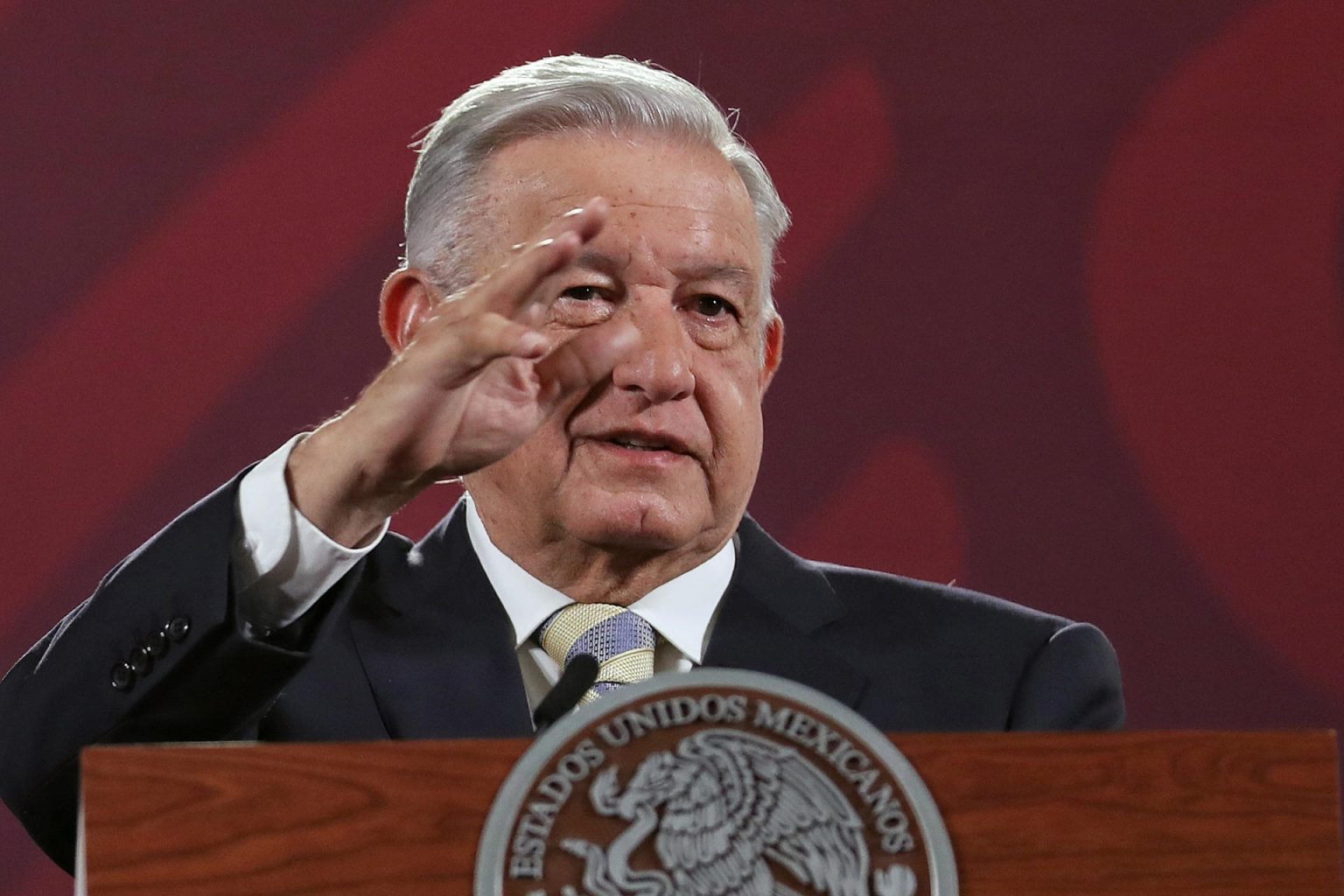 El presidente mexicano, Andrés Manuel López Obrador, habla durante una conferencia matutina en el Palacio Nacional, hoy en Ciudad de México (México). EFE/Sáshenka Gutiérrez