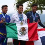 Alexis López (c) de México, medalla de oro, Andre Mora de Venezuela, medalla de plata, e Ignacio Vásquez de R.Dominicana, medalla de bronce, posan en el podio en la prueba scull individual de remo masculino durante los Juegos Centroamericanos y del Caribe en San Salvador (El Salvador). EFE/ José Jácome