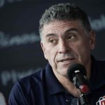 Fotografía de archivo en la que se registró al seleccionador del equipo nacional masculino de fútbol de Costa Rica, el colombiano Luis Fernando Suárez, durante una conferencia de prensa, en San José (Costa Rica). EFE/Jeffrey Arguedas