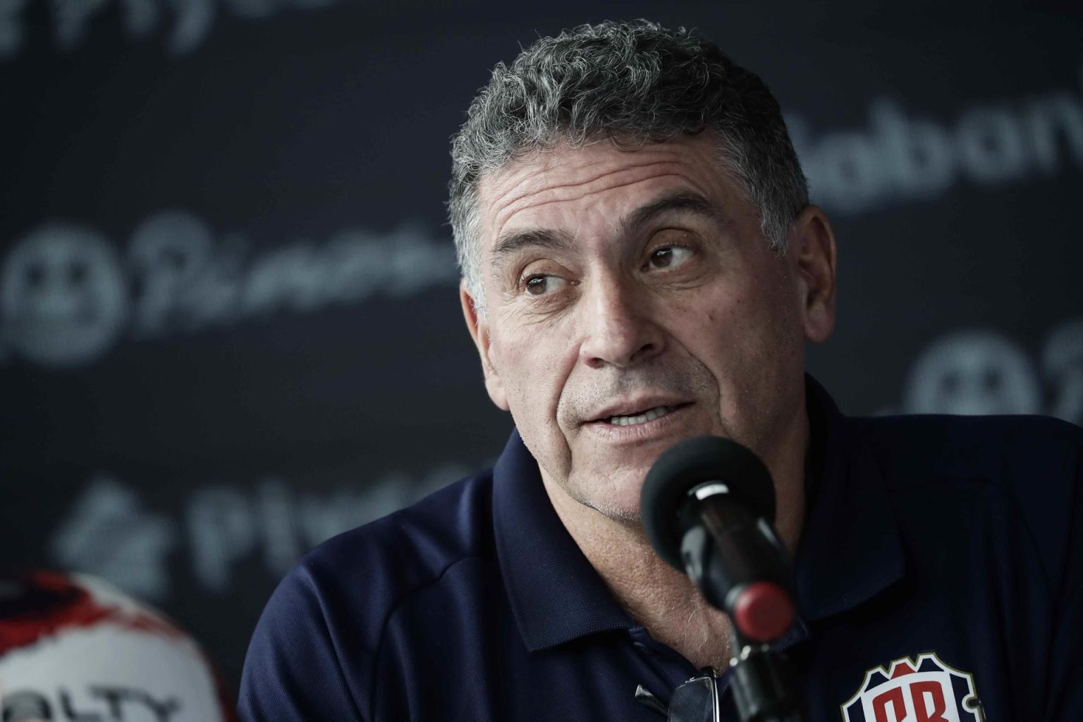 Fotografía de archivo en la que se registró al seleccionador del equipo nacional masculino de fútbol de Costa Rica, el colombiano Luis Fernando Suárez, durante una conferencia de prensa, en San José (Costa Rica). EFE/Jeffrey Arguedas