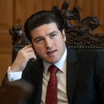 El Gobernador del estado de Nuevo León, Samuel García, habla durante una entrevista con EFE el 6 de junio de 2023, en el Palacio de Gobierno de Monterrey (México). EFE/Miguel Sierra