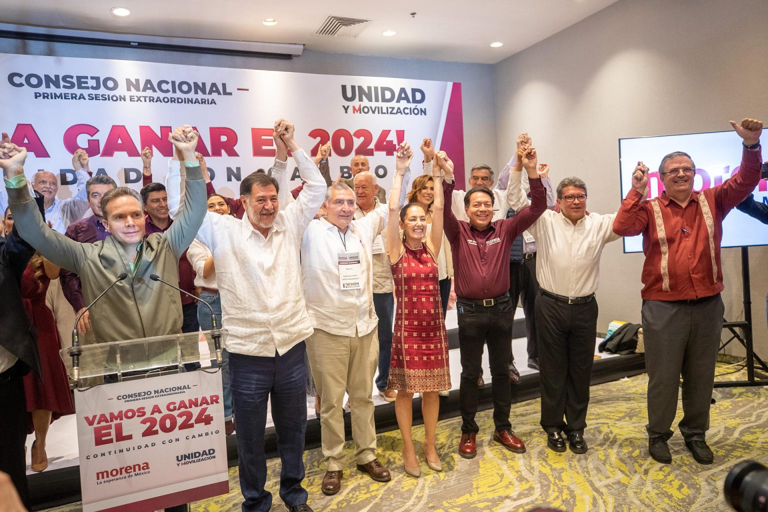 De izq. a der. los aspirantes a la candidatura presidencial Manuel Velasco, Gerardo Fernández Noroña, el secretario de Gobernación, Adán Augusto López, la jefa de Gobierno de la Ciudad de México, Claudia Sheinbaum, el lider nacional de Morena Mario Delgado, el senador Ricardo Monreal y el canciller mexicano Marcelo Ebrard, saludan al término de una conferencia de prensa de la Primera Sesión Extraordinaria del Consejo Nacional de Morena en la Ciudad de México (México). EFE/Isaac Esquivel