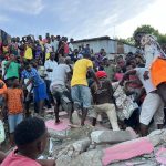 Habitantes rescatan hoy el cuerpo de una persona fallecida tras un sismo de magnitud 4,9, en Jeremie (Haití). EFE/ Ralph Simon