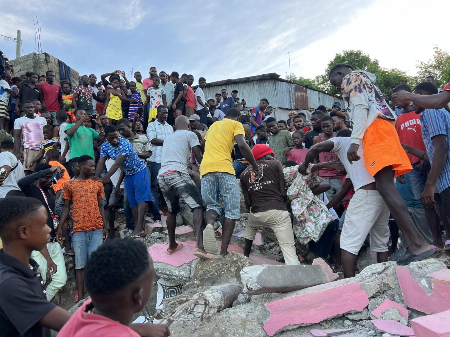 Habitantes rescatan hoy el cuerpo de una persona fallecida tras un sismo de magnitud 4,9, en Jeremie (Haití). EFE/ Ralph Simon