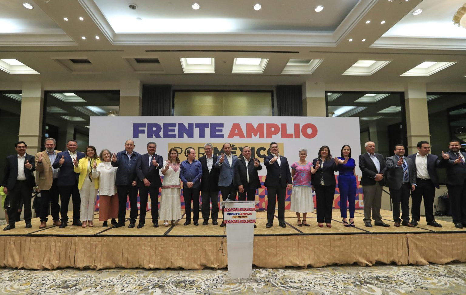 Partidarios de las organizaciones políticas Revolución Democrática, Revolucionario Institucional y Acción Nacional, posan durante la presentación del "Frente Amplio por México" hoy, en la Ciudad de México (México).  EFE/Mario Guzmán