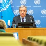 Fotografía cedida por la ONU donde aparece su secretario general, António Guterres, mientras informa a los periodistas durante una rueda de prensa celebrada después de su reunión con las Organizaciones de la Sociedad Civil sobre su Agenda de Aceleración Climática hoy en la sede del organismo internacional en Nueva York (EE.UU.). EFE/Mark Garten/ONU /SOLO USO EDITORIAL/NO VENTAS/SOLO DISPONIBLE PARA ILUSTRAR LA NOTICIA QUE ACOMPAÑA/CRÉDITO OBLIGATORIO