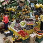 Fotografía de un puesto de venta de frutas y verduras en la Plaza de Mercado Paloquemao en Bogotá (Colombia). Imagen de archivo. EFE/ Carlos Ortega