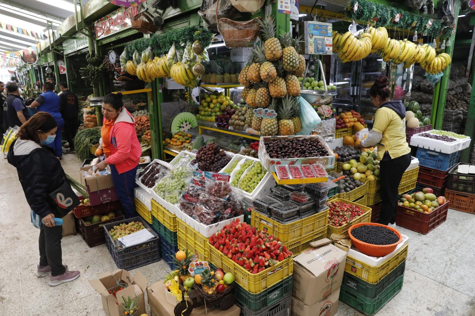 Fotografía de un puesto de venta de frutas y verduras en la Plaza de Mercado Paloquemao en Bogotá (Colombia). Imagen de archivo. EFE/ Carlos Ortega