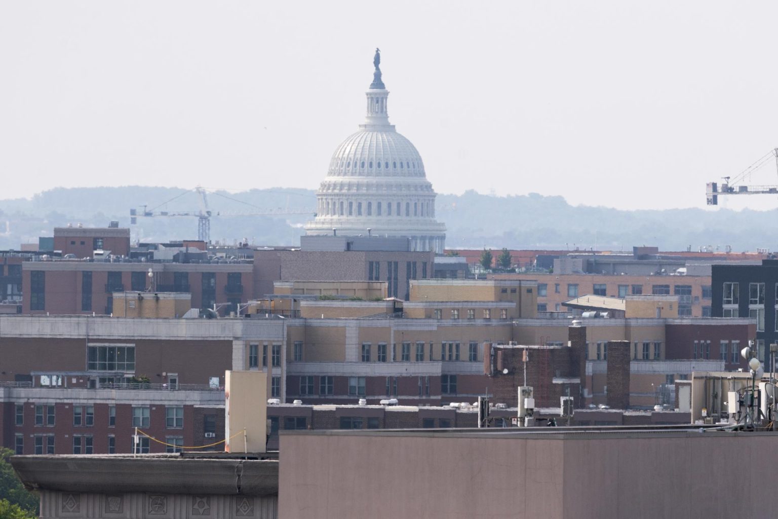 Una vista del Capitolio en Washington con el humo de los incendios en Canadá, en una fotogrfía de archivo. EFE/EPA/Michael Reynolds