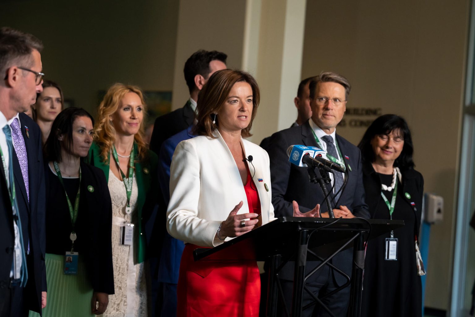 Fotografía cedida por la ONU donde aparece la viceprimera ministra y ministra de Relaciones Exteriores de la República de Eslovenia, Tanja Fajon, mientras informa a los periodistas después de que su país fuera elegido hoy miembro no permanente del Consejo de Seguridad para 2024-2025 en la sede del organismo internacional en Nueva York. EFE/Loey Felipe/ONU /SOLO USO EDITORIAL /NO VENTAS /SOLO DISPONIBLE PARA ILUSTRAR LA NOTICIA QUE ACOMPAÑA /CRÉDITO OBLIGATORIO