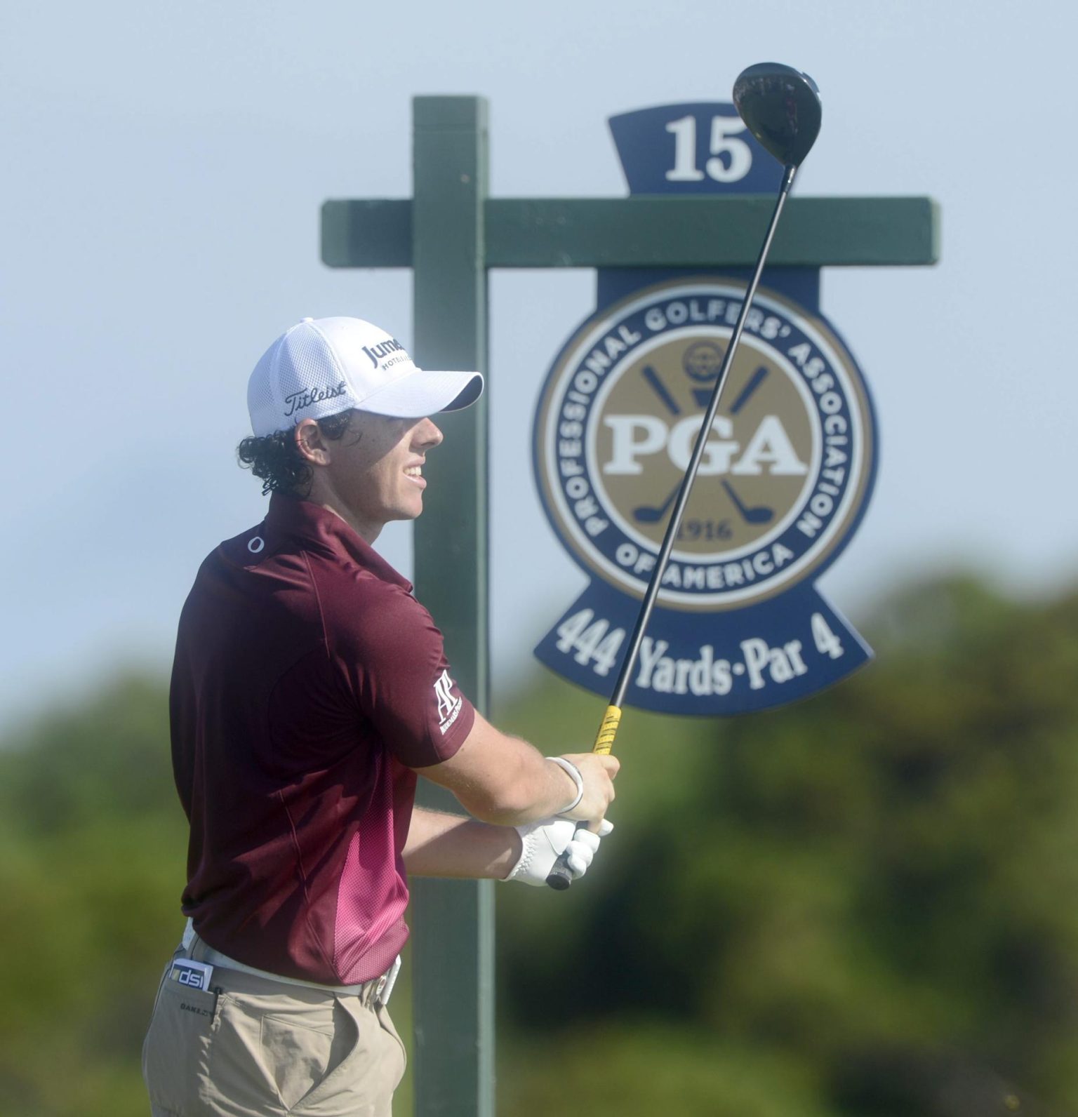 Fotografía de archivo en al que se registró al golfista norirlandés Rory McIlroy, frente a un logo de la PGA, durante un torneo, en el club de golf Ocean Course, en Kiawah Island (Carolina del Sur, EE.UU.) EFE/Erik S. Lesser