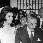 El magnate naviero Aristóteles Onassis y la "viuda de América", Jacqueline Kennedy, durante la ceremonia de su boda. Imagen de archivo. EFE//ct