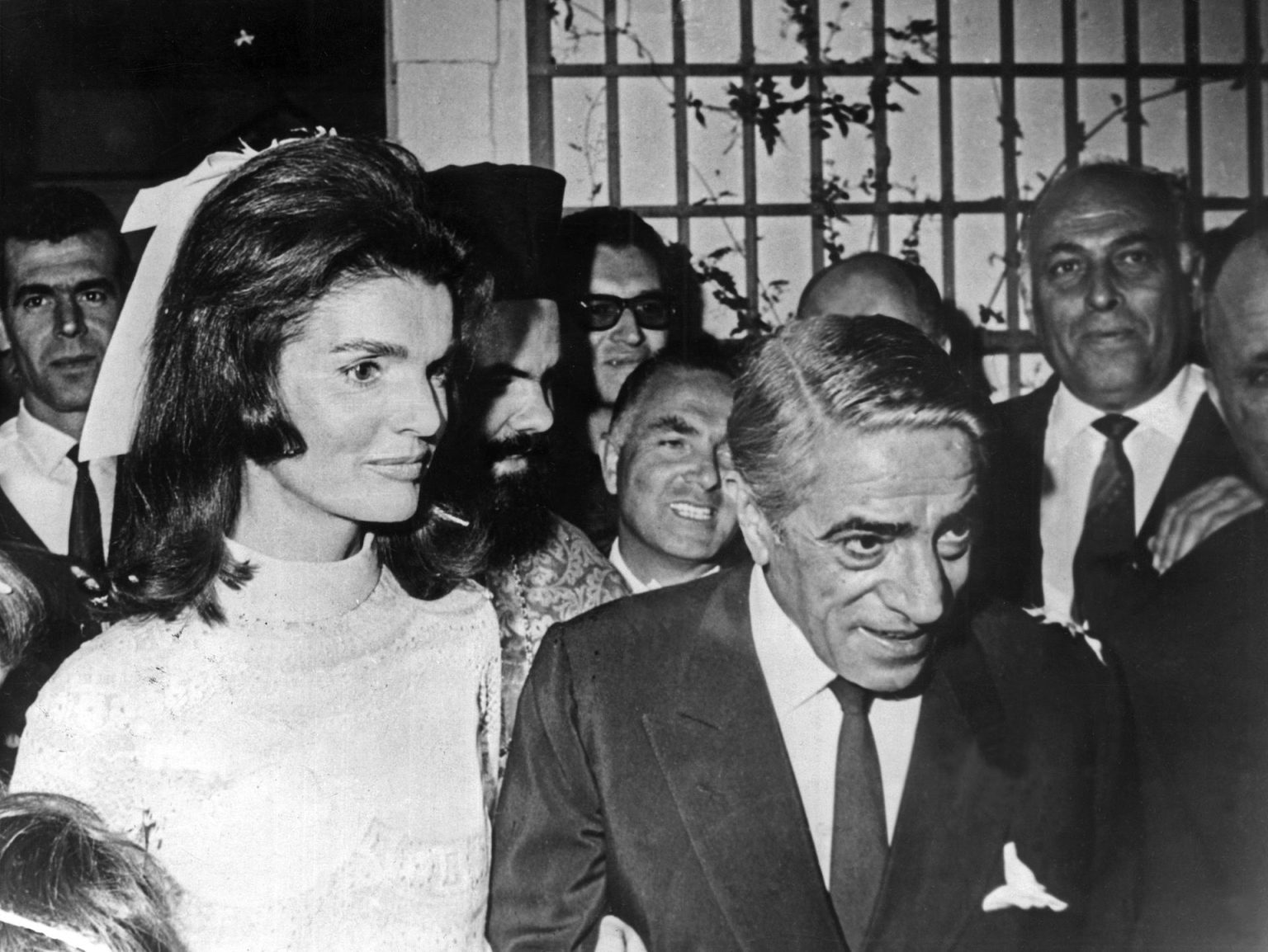 El magnate naviero Aristóteles Onassis y la "viuda de América", Jacqueline Kennedy, durante la ceremonia de su boda. Imagen de archivo. EFE//ct