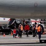 Fotografía de archivo donde se observan a varios migrantes que descienden de un avión. EFE/Esteban Biba