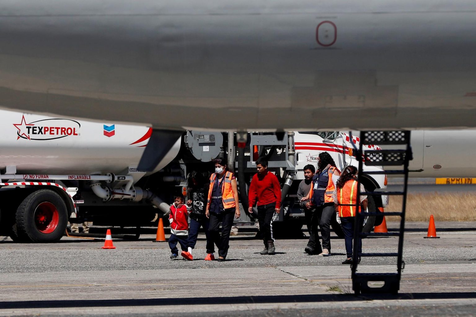 Fotografía de archivo donde se observan a varios migrantes que descienden de un avión. EFE/Esteban Biba