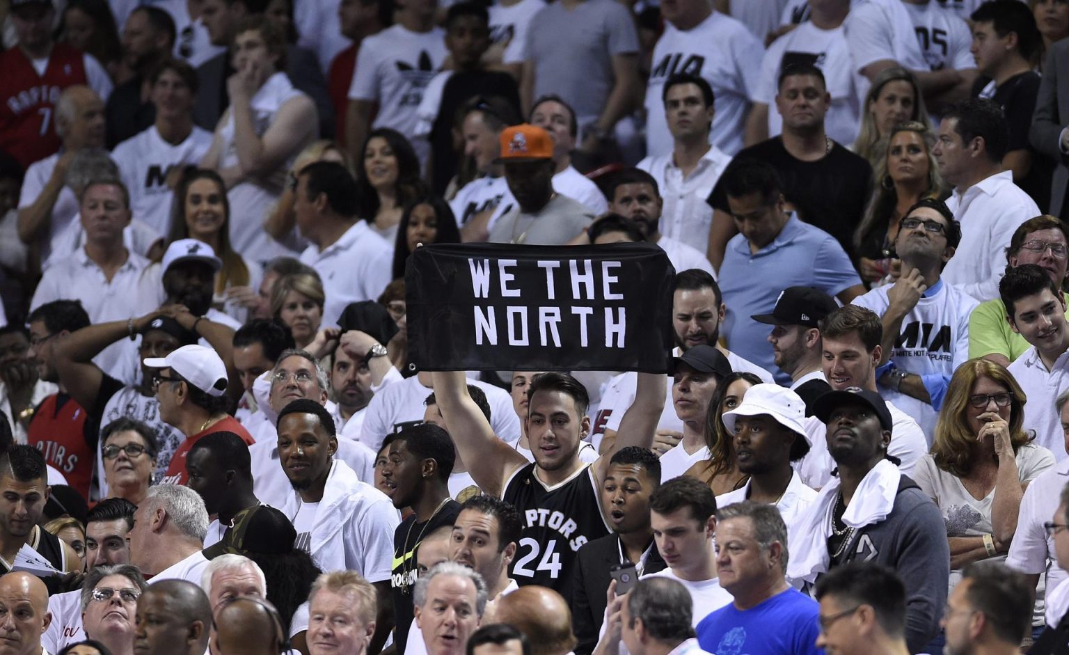 Vista de un fanático de los Toronto Raptors, en una fotografía de archivo. EFE/Rhona Wise