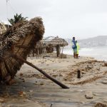 Fotografía de archivo de dos personas que observan las zonas afectadas por un huracán en el puerto de Acapulco (México). EFE/Francisca Meza