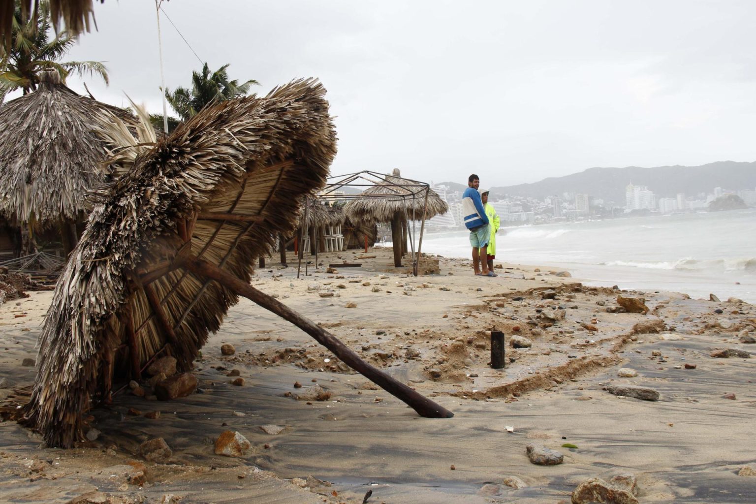 Fotografía de archivo de dos personas que observan las zonas afectadas por un huracán en el puerto de Acapulco (México). EFE/Francisca Meza