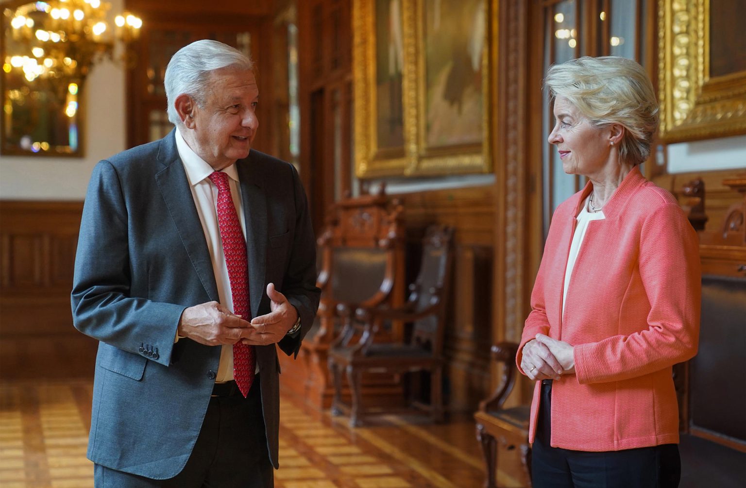 Fotografía cedida hoy, por la Presidencia de México, del mandatario mexicano, Andrés Manuel López Obrador (i) y la presidenta de la Comisión Europea (CE), la alemana Ursula von der Leyen (d) durante una reunión en Palacio Nacional de la Ciudad de México (México). EFE/Presidencia de México/SOLO USO EDITORIAL/SOLO DISPONIBLE PARA ILUSTRAR LA NOTICIA QUE ACOMPAÑA (CRÉDITO OBLIGATORIO)